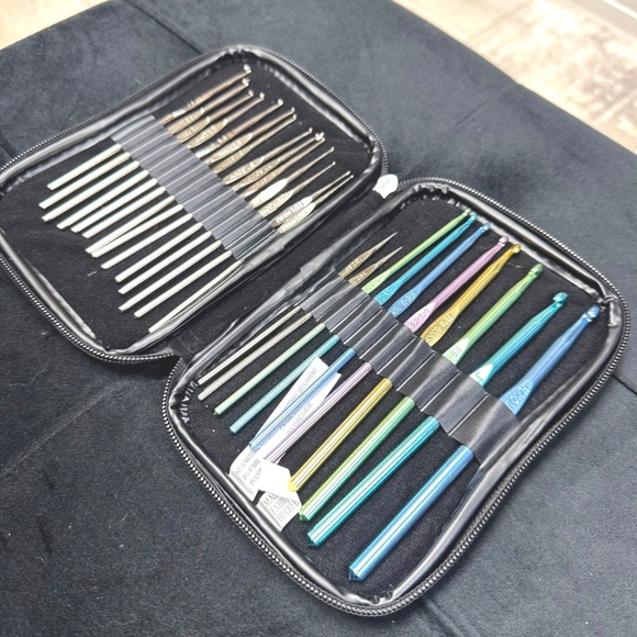 BOYE Knitting Needles Set of 24 in Faux Leather Pink Case - Picture 5 of 7